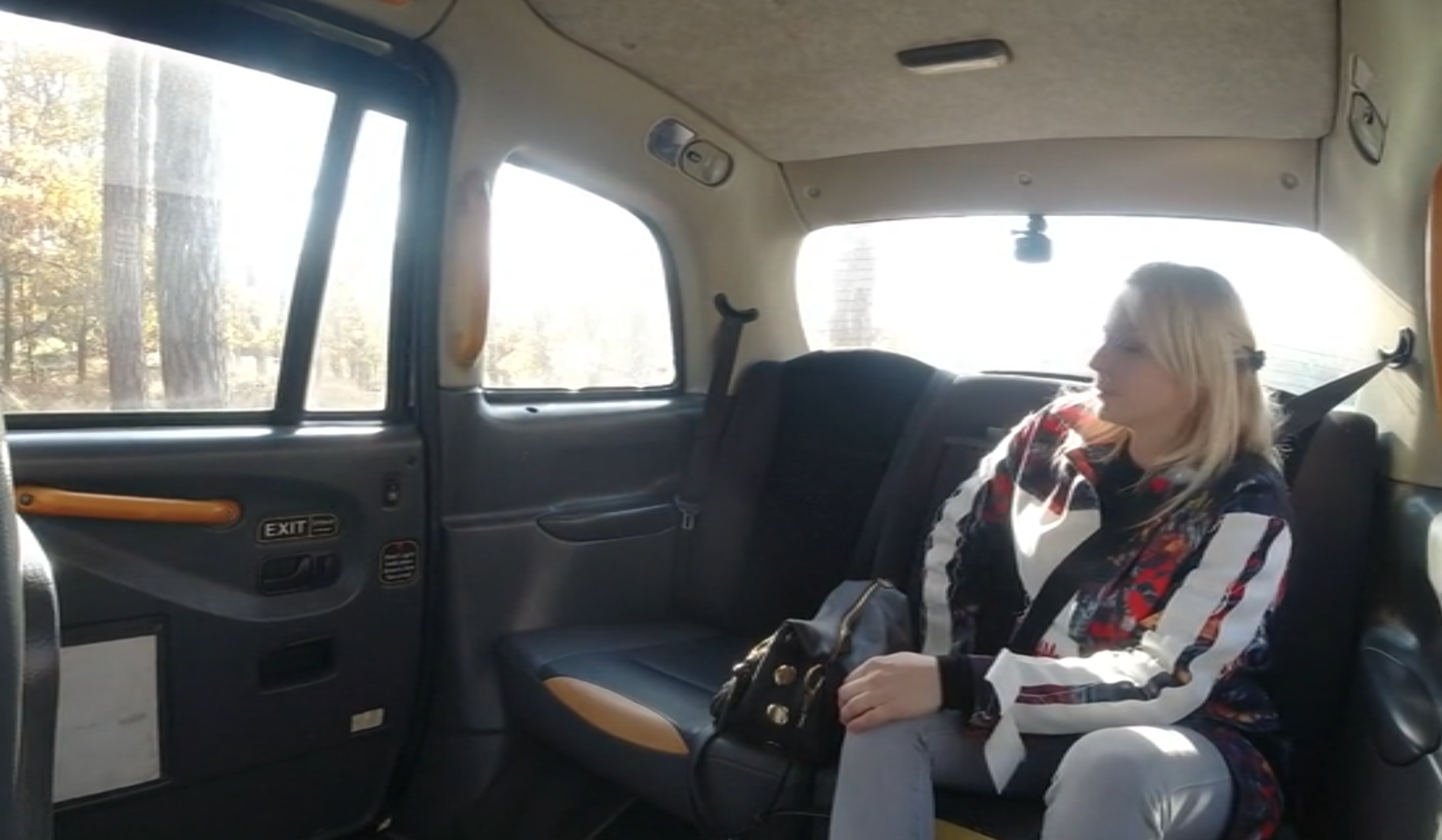 SexinTaxi – Milfka ví co je pro její kundičku dobré a tak sbalila našeho taxikáře